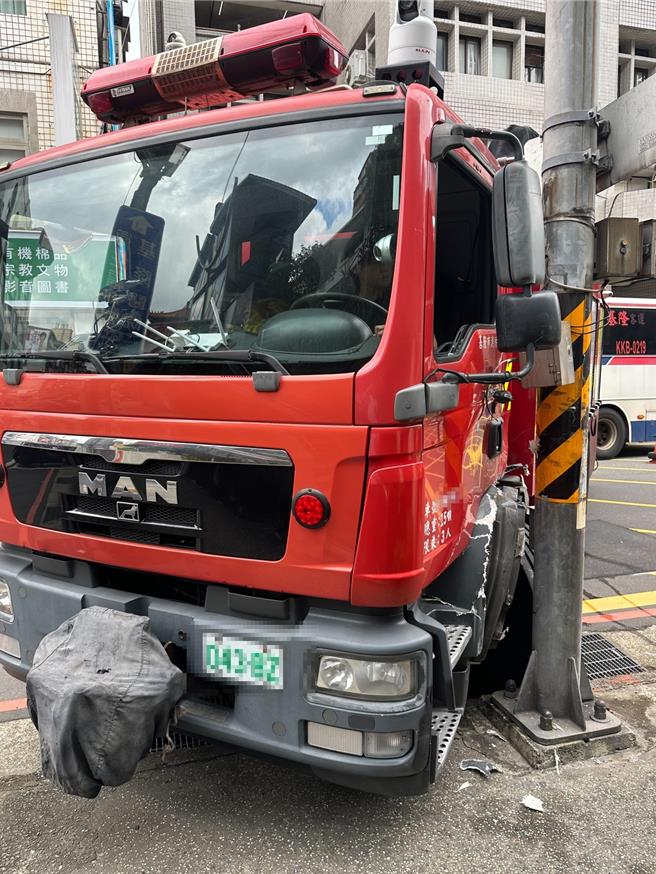 基隆市消防局信二分隊的消防車在1日上午執勤完畢準備返隊時，疑似倒車不慎未踩好煞車，導致車輛往前暴衝直接撞上電線桿，幸好無人受傷。圖中可見該車左側車頭受損、輪胎也變形破裂。（翻攝畫面／徐佑昇基隆傳真）