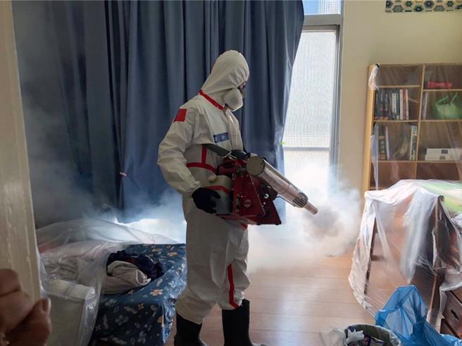 台南市10月31日本土登革熱確診病例累計已達1萬8165例，防治人員進行室內噴藥。（示意圖／登防中心提供）