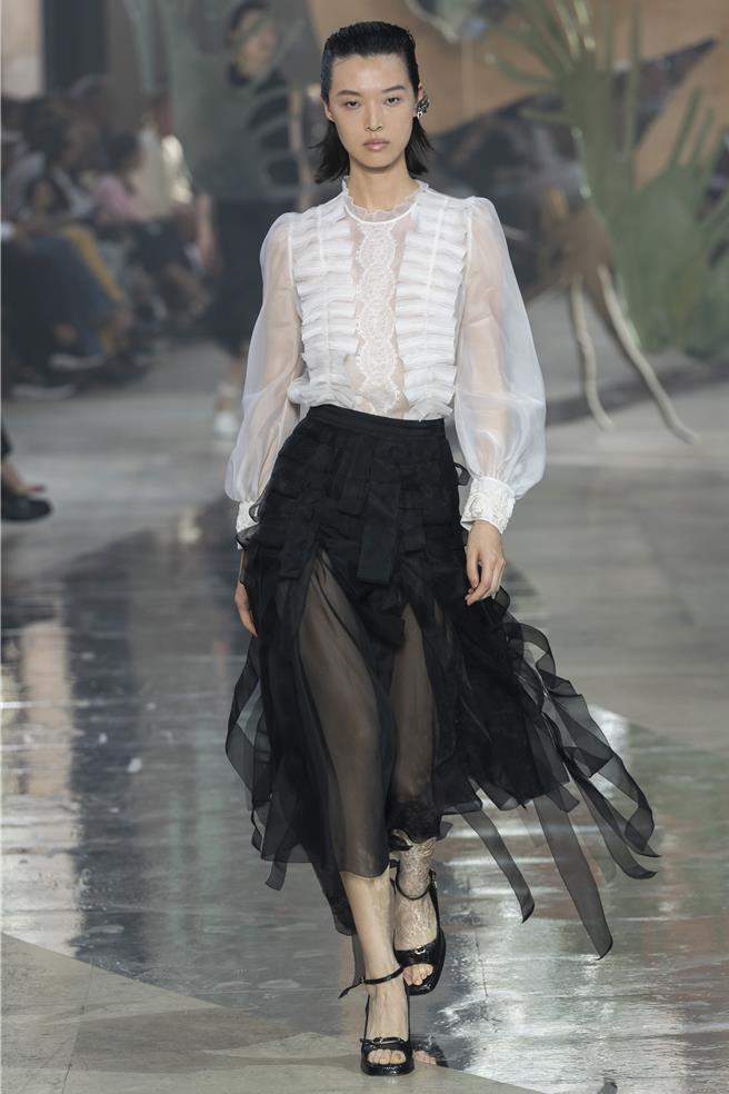 夏姿‧陳 SHIATZY CHEN2024春夏系列以以「海市蜃樓」為靈感，推出「蜃縷Mirage」系列，透過品牌自豪的工藝技術重現海洋地景生態。（夏姿‧陳 SHIATZY CHEN提供／林欣儀台北傳真） 