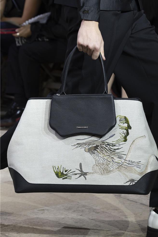本季首度推出大型推特包，十分適合出遊使用。（夏姿‧陳 SHIATZY CHEN提供／林欣儀台北傳真）