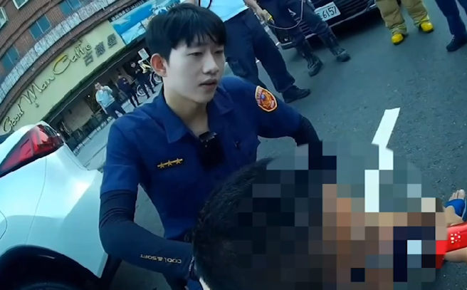 睡死路中…高雄警破窗逮「酒駕毒蟲」，女網友歪樓：天菜帥警！(翻攝畫面)