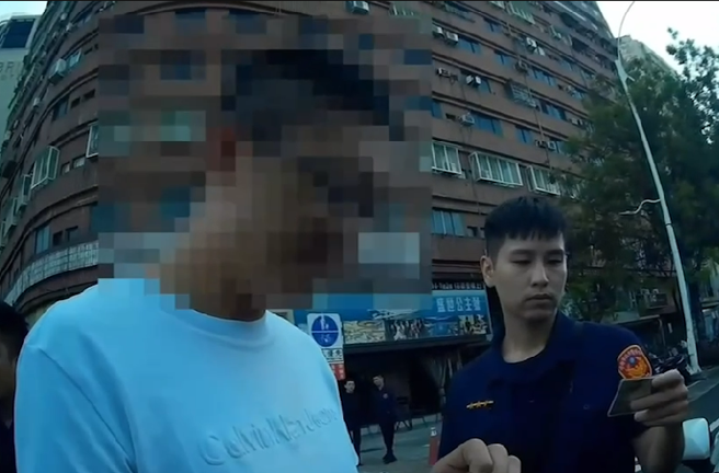 睡死路中…高雄警破窗逮「酒駕毒蟲」，女網友歪樓：天菜帥警！(翻攝畫面)