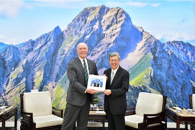 行政院長陳建仁（右）1日接見美國蒙大拿州州長詹福特（Greg Gianforte）（左）訪問團。（行政院提供）