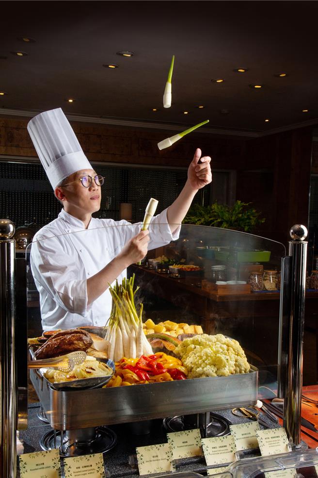 「茶苑」周末限定「绿色星球」蔬食吃到饱单人餐券，旅展限定每张980元，是原价的7折，丰盛的蔬食美馔无限量供应。（台北君悦酒店提供）