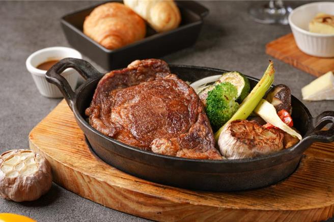 和逸饭店高雄馆「Cozzi THE Roof」餐厅单人午晚餐通用餐券，5张1组2350元，优惠约85折。（国泰饭店观光事业提供）