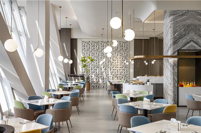 「贰陆日全食」採半自助Buffet搭配一客主厨精致主餐，「日全食美食遨游券」买5送1旅展限定价4840元，约原价83折。（承亿集团提供）