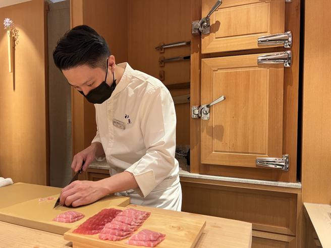 无菜单「初鱼铁板烧」X 日料寿司「初鱼鮨」联手进驻天母新光三越。（初鱼提供）