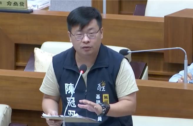 基隆市政府社會處1日於議會提出業務報告，多位議員針對長照問題提出質詢與改善建議。市議員陳冠羽建議，市府更該著重關懷據點初級預防及健康促進的角色，透過志工與里、鄰長相互合作，拓展服務量能，將服務帶到家門前。（翻攝畫面／徐佑昇基隆傳真）