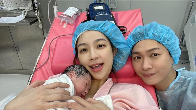 黃少谷趕去醫院陪老婆生產、迎接二寶。（民視提供）