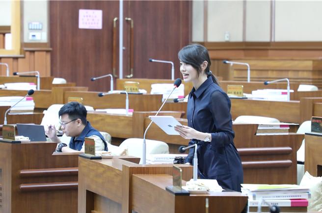基隆市政府社會處1日於議會提出業務報告，多位議員針對長照問題提出質詢與改善建議。市議員許睿慈建議，針對照服人力不足，需考量是否既有人力流失，以及可否補助教育訓練費用，並需追蹤照服員實際從業後，6年換照還在職的比率，從全面性檢討解決長照人力問題。（徐佑昇攝）