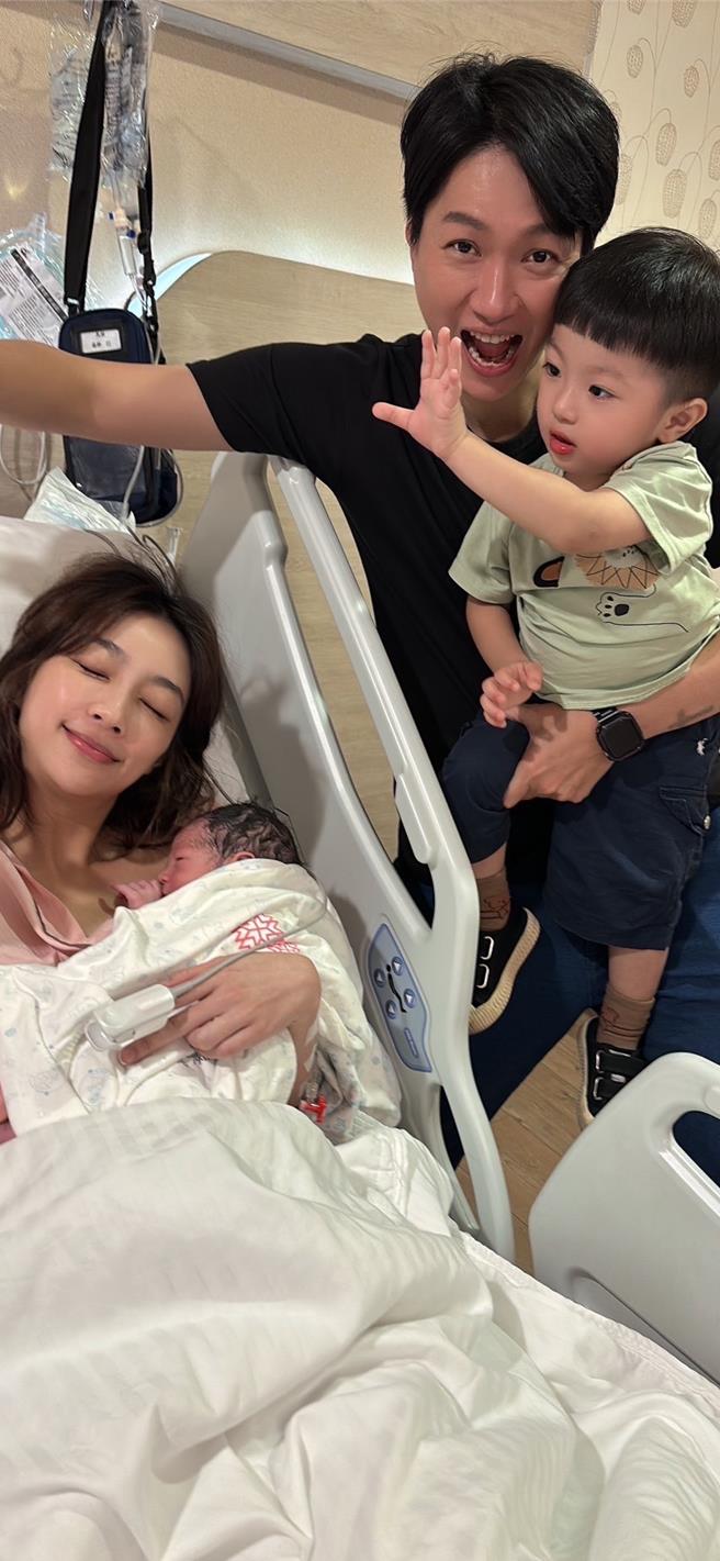 黃少谷秀出一家四口熱騰騰合照。（民視提供）