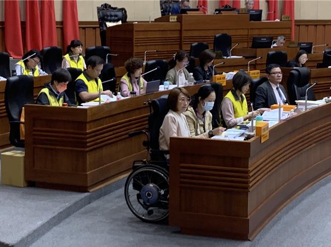 基隆市政府社會處1日於議會提出業務報告，多位議員針對長照問題提出質詢與改善建議。社會處長楊玉欣（前排左一）回應，要執行「有愛城市」的願景，需要做非常多的改變與整合，會收集議員的意見調整執行，也相信明年在充足預算的支持下，能夠有更多作為。（徐佑昇攝）