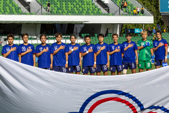 中华女足爆发合约争议，图为中华队去年在澳洲伯斯参加巴黎奥运资格赛先发11人赛前唱国旗歌。（资料照／澳洲足协提供）