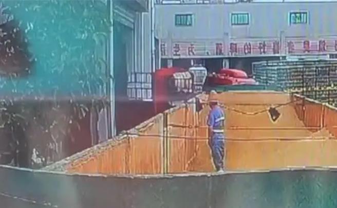 山東平度青島啤酒三廠便溺事件：裝卸工人被行拘。圖為此前有網友10月19日發布視訊稱，山東青島啤酒三廠，一工人爬進原料倉小便。（網傳視訊截圖）