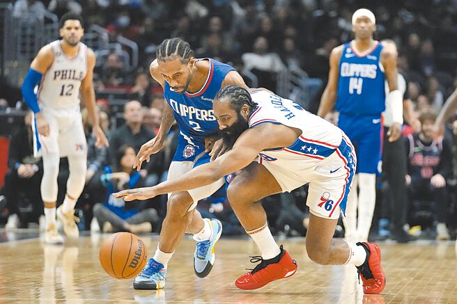 哈登（下）被交易到快艇，将跟里欧纳德（中）并肩作战。（美联社）