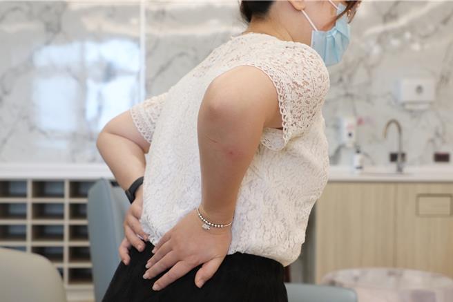 大里仁愛醫院骨科部部長黃贊文建議，若出現駝、矮、痛3大症狀可尋求醫生幫助，及早發現及早治療。（大里仁愛醫院提供／張亦惠台中傳真）