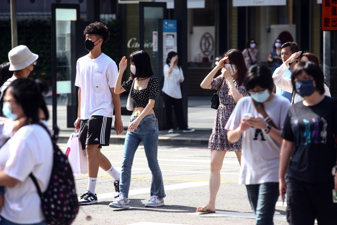 明天桃园以北、东半部地区降雨机率高，易有局部大雨，尤其是基隆北海岸、宜兰及大台北山区，午后中部山区及南部地区有局部短暂雷阵雨，各地早晚稍凉。（示意图／资料照）