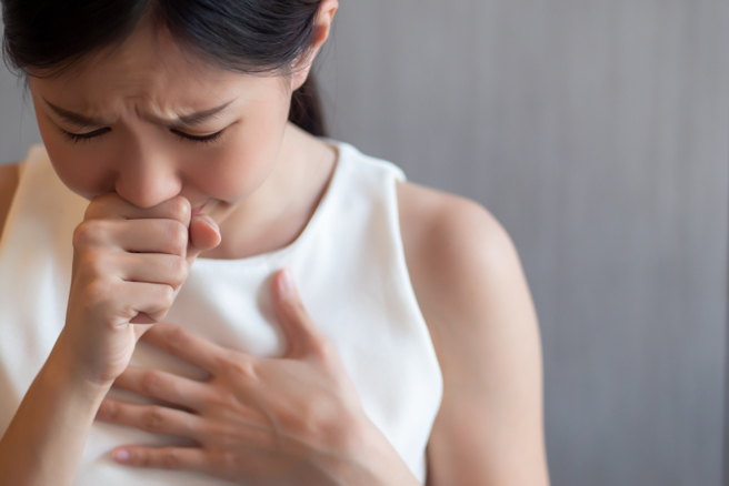 小儿科医师巫汉盟表示，没想到现在霉浆菌抗药性已高的吓人，常见症状为严重咳嗽、发烧、白色黏痰。(示意图，达志提供)