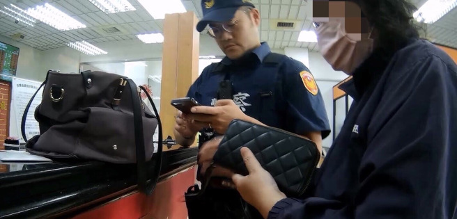 男子誆稱住在「聯合國」，要寄送愛的禮物，鄭女傻傻信了，急匯4500美金。（翻攝畫面）