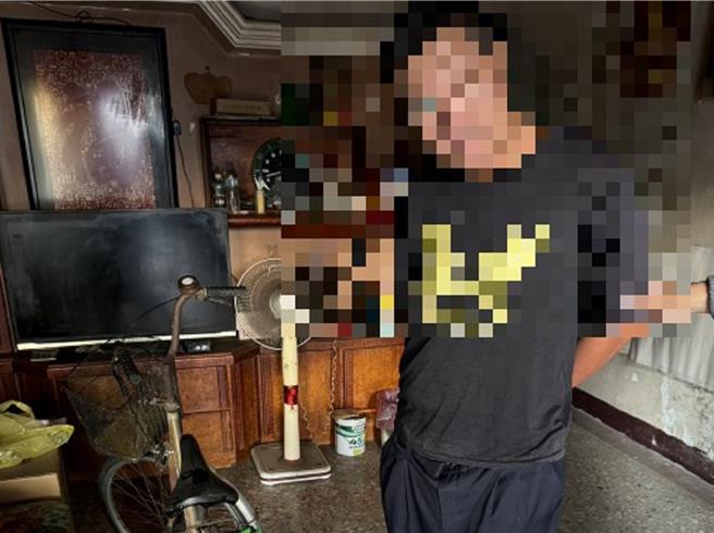 彰化县溪州乡近频传农田抽水马达电线窃案，溪州分驻所员警日前逮捕涉案的42岁林姓男子。（警方提供／孙英哲彰化传真）