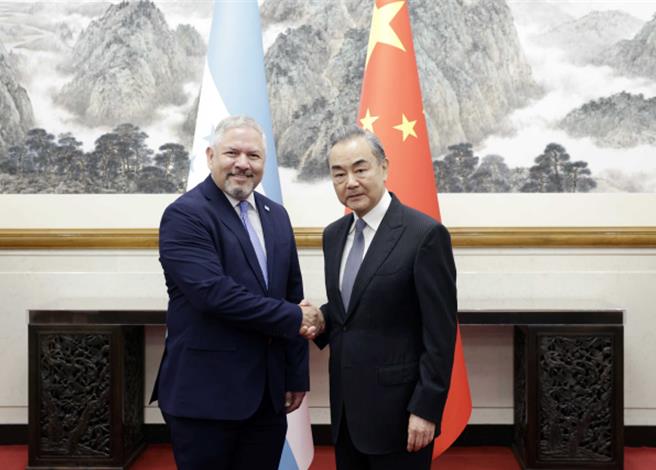 王毅會見宏都拉斯外長雷納共建一帶一路。（大陸外交部）