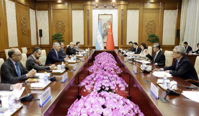 王毅會見宏都拉斯外長雷納共建一帶一路。（大陸外交部）