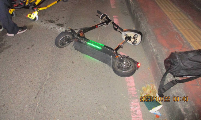 赖男酒后骑电动滑板车躲避查缉，不料却自摔露馅被法办。（翻摄画面）