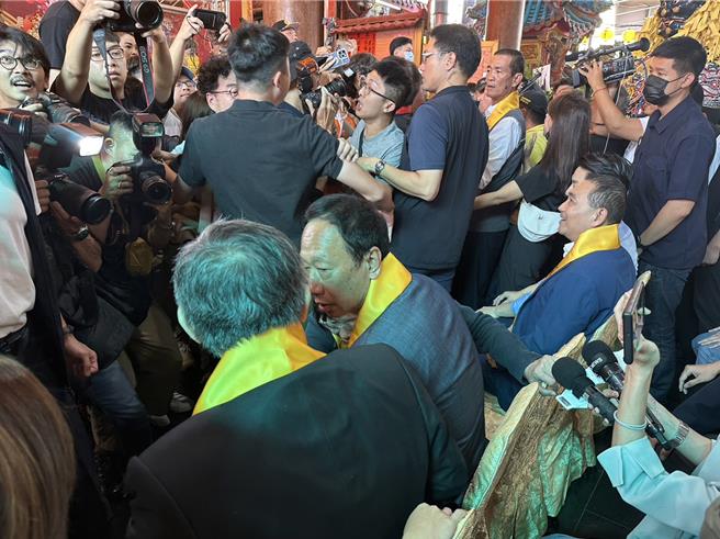 台北葫蘆寺今舉行「觀音佛祖出家紀念日 北宮媽祖起駕大典」儀式，國民黨總統參選人侯友宜、民眾黨總統參選人柯文哲及鴻海創辦人郭台銘同框出席，但三人位置喬了8次，最後柯、郭坐在一起，柯說「叫我換第9次我就抓狂了！」（楊亞璇攝）