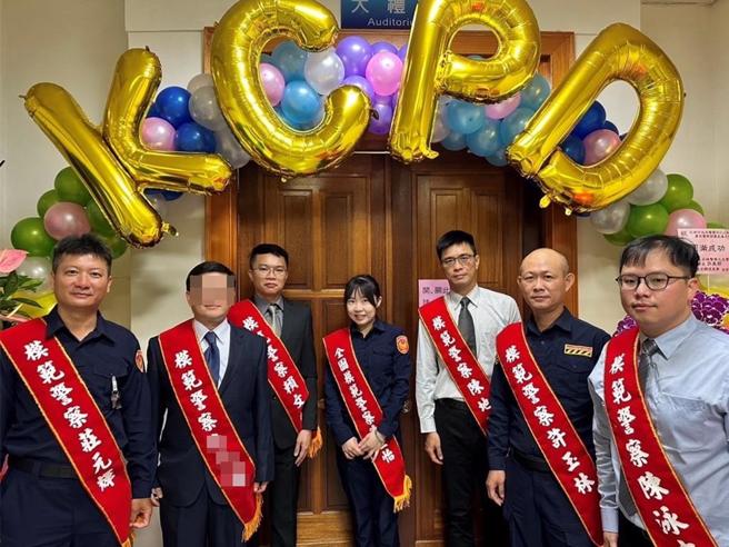 李姓侦查佐（左二）曾获高雄市警察局模范警察，当时与其他获奖同仁一起合影。 （翻摄照片／洪靖宜高雄传真）