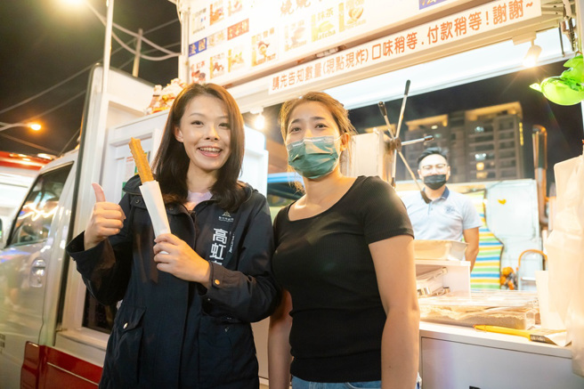 市长高虹安偕市府同仁和市民一起踅夜市(图/新竹市政府提供)