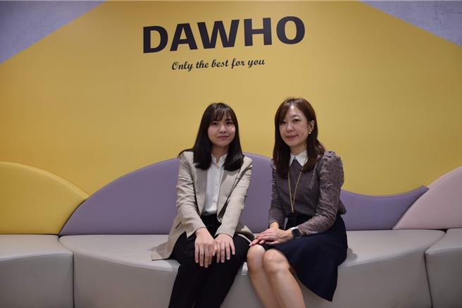 蔡芷琳（左）藉由產業新尖兵計畫成功跨進金融業，晉升百萬年薪主管，右為永豐銀行黃品睿資深副總。（桃竹苗分署提供／蔡明亘桃園傳真）