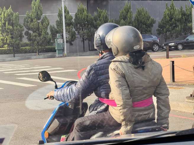 男子拍下雙載夫妻，其丈夫用「繩帶牽住」後座妻子以防止摔落機車，此畫面也感動一票網友。（圖／翻攝自路上觀察學院）