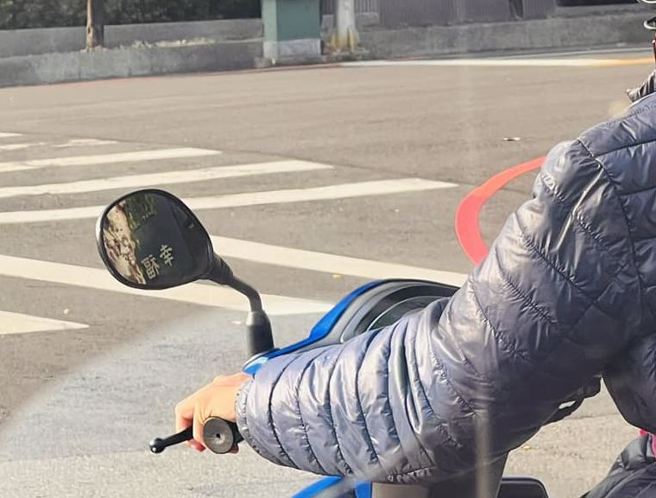 丈夫用「繩帶牽住」後座妻子不僅也感動一票網友，還有眼尖網友發現後照鏡藏著幸福2字。（圖／翻攝自路上觀察學院）