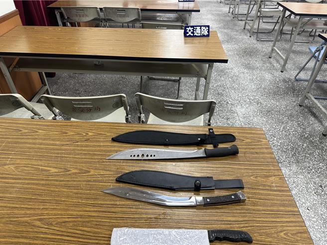 花莲吉安警方上月底破获以王姓通缉男子为首的不法暴力犯罪组织，当场查扣3支刀械及1包毒品海洛因，全案依法送办。（吉安警分局提供／罗亦晽花莲传真）