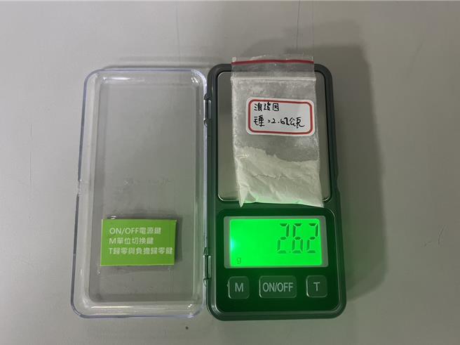 花莲吉安警方上月底破获以王姓通缉男子为首的不法暴力犯罪组织，当场查扣3支刀械及1包毒品海洛因，全案依法送办。（吉安警分局提供／罗亦晽花莲传真）