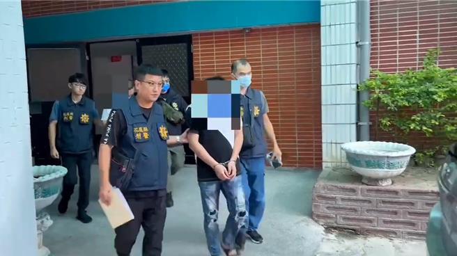 花莲吉安警方上月底破获以王姓通缉男子为首的不法暴力犯罪组织，当场查扣3支刀械及1包毒品海洛因，全案依法送办。（吉安警分局提供／罗亦晽花莲传真）