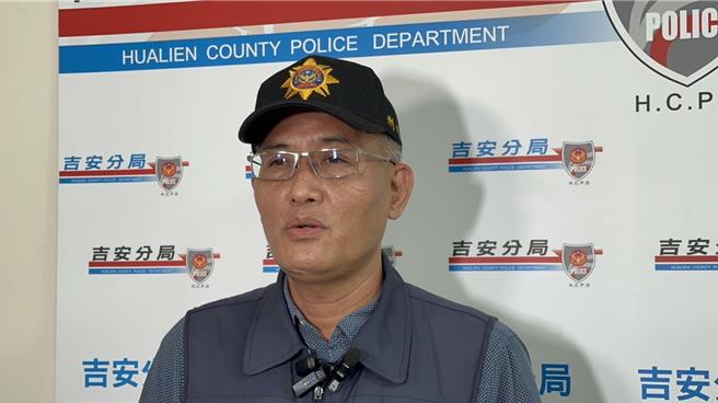 花莲吉安警分局侦查队长王世光说明上月底破获以王姓通缉男子为首的不法暴力犯罪组织。（罗亦晽摄）