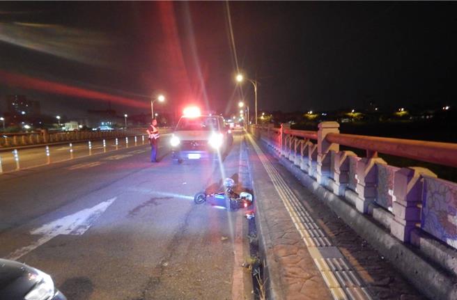 台中50岁赖姓男子日前深夜酒后骑乘电动滑板车返家，心存侥幸认为电动滑板车较不易被警方拦查取缔，不料行经大里区立仁桥头时自摔，警方到场对其实施酒测超标，仍将赖男依违反《刑法》公共危险罪嫌送办。（民眾提供／潘虹恩台中传真）