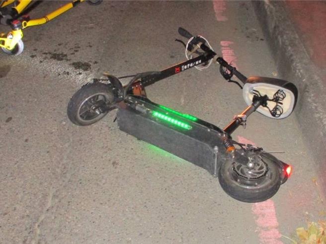 台中50岁赖姓男子日前深夜饮酒后，心存侥幸认为电动滑板车不易遭警方拦查，于是骑乘电动滑板车返家，未料途中行经大里区立仁桥头自摔，警方到场对其实施酒测超标，仍将赖男依违反《刑法》公共危险罪嫌送办。（民眾提供／潘虹恩台中传真）