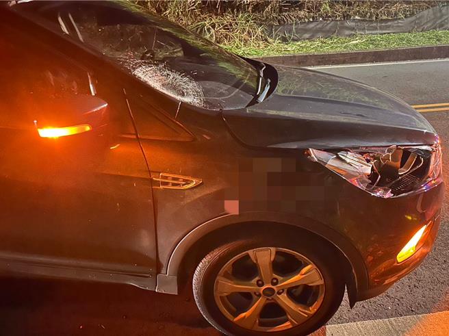 殷女座車前擋風玻璃被撞破。（警方提供）