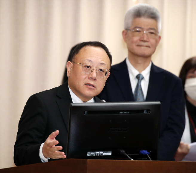 立法院教育及文化委员会2日审查113年度中央政府总预算案有关文化部及所属单位预算案等案，文化部长史哲（左）及公共电视文化事业基金会董事长胡元辉（右）上台答覆立委提问。（刘宗龙摄）