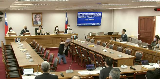 立法院司法及法制委员会今审查立院预算，会前有位自称公报处员工直衝会议室，对立法院秘书长林志嘉下跪陈情。林志嘉回应，他会亲自处理，今天会后就会处理，没有问题。（翻摄自国会频道）