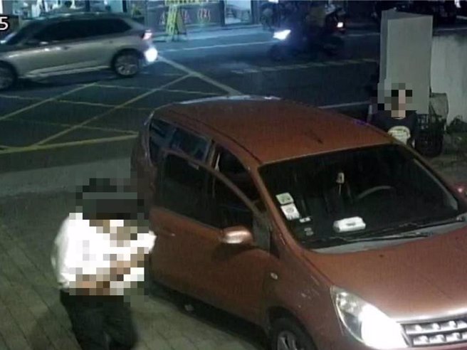 彰化县鹿港镇倪姓男子抱着4个月大的孙女向顶番派出所求助，希望警方以警车开道协助就医。（警方提供／孙英哲彰化传真）