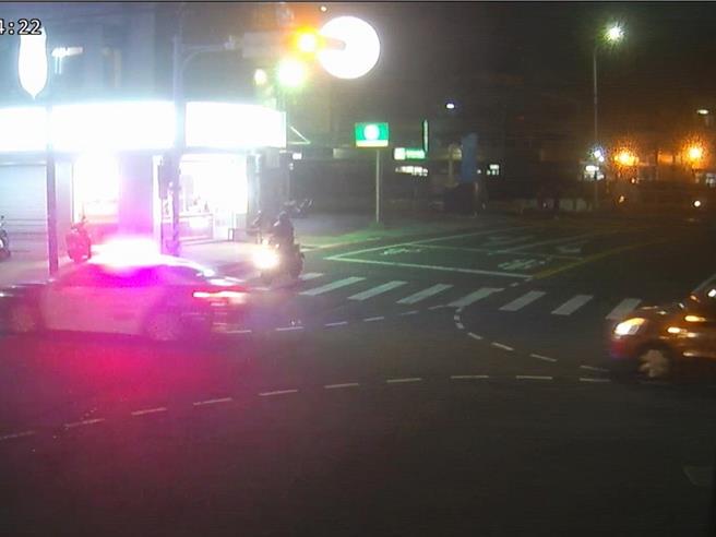 彰化县顶番派出所警车在前方开道，协助倪男开车载孙女到医院就医。（警方提供／孙英哲彰化传真）