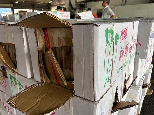 以「箱中箱」方式夹藏大量蒜头和香菇丝。（翻摄照片／洪靖宜高雄传真）