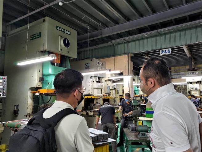 2023年11月2日新北市／新北市经发局将透过「即审即修」机制，全面协助业者朝永续经营目标迈进，预计2024年3月底前协助至少420家业者取得改善计画核定。（新北市经发局提供／刘玮晴新北传真）