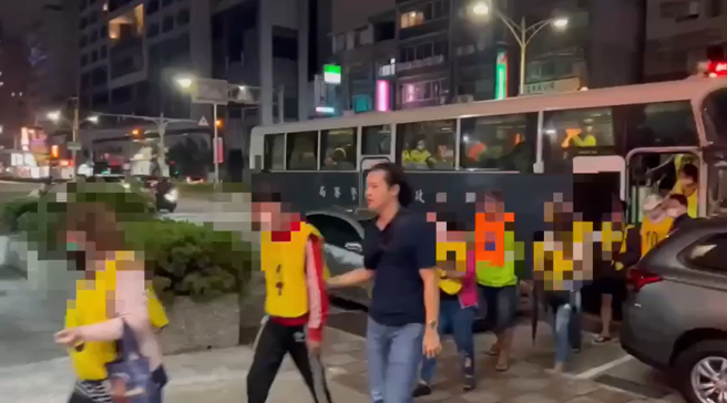 警方当场查获工作人员2名、赌客34名，一共36人涉嫌赌博，讯后全案移送新北地检署侦办。（图 / 刘咏韵翻摄）