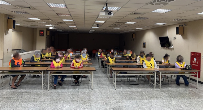 据了解，赌客们入场前须先缴交200元「清洁费」，工作人员也会检查他们身上是否携带足够现金方能入内。（图 / 刘咏韵翻摄）