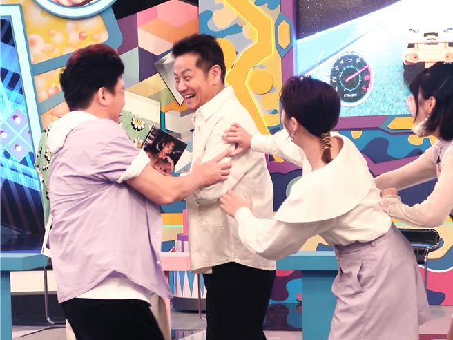 徐乃麟（左2）突掀上衣，吓得曾国城（左）赶紧阻止。（华视提供）