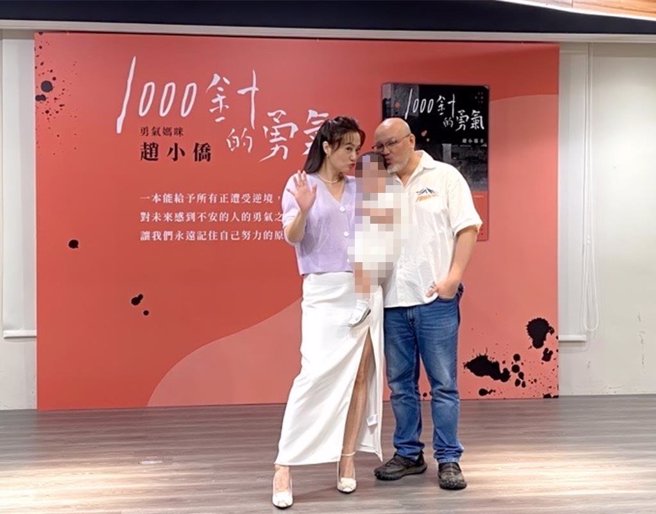 趙小僑（左）今天舉行新書記者會，老公劉亮佐（右）帶著女兒出席。（王思穎攝）